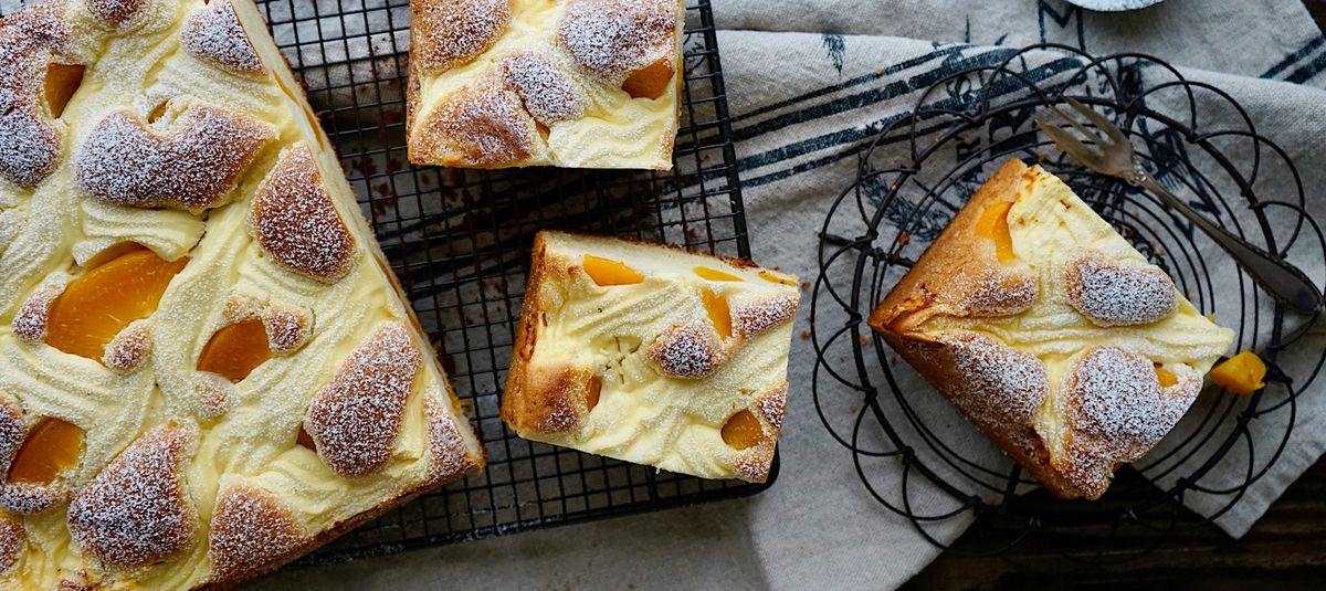 Steppdeckenkuchen mit Pfirsichen