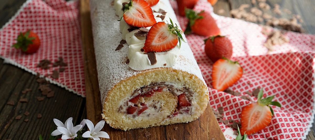 Erdbeer-Straciatella-Biskuitrolle