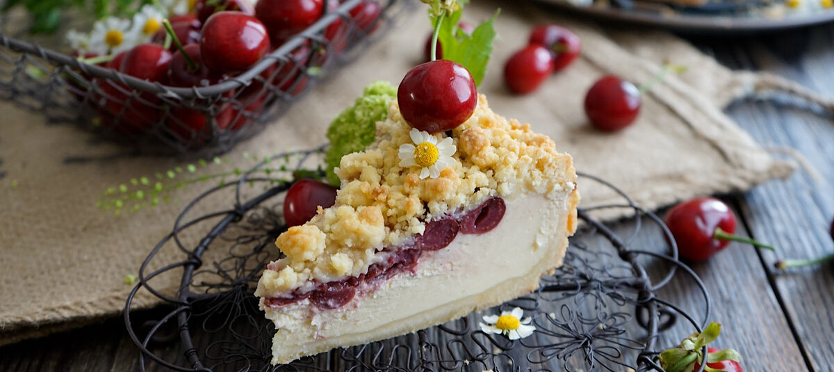 Sauerkirsch-Käsekuchen mit Butterstreuseln