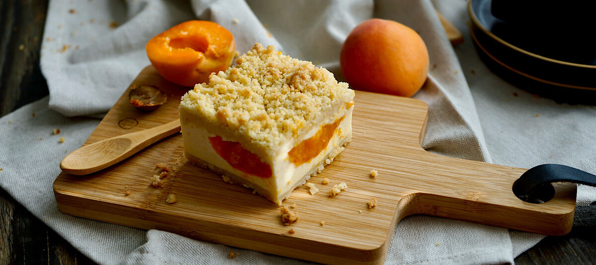 Aprikosen-Schmandkuchen mit Mandel-Butterstreuseln