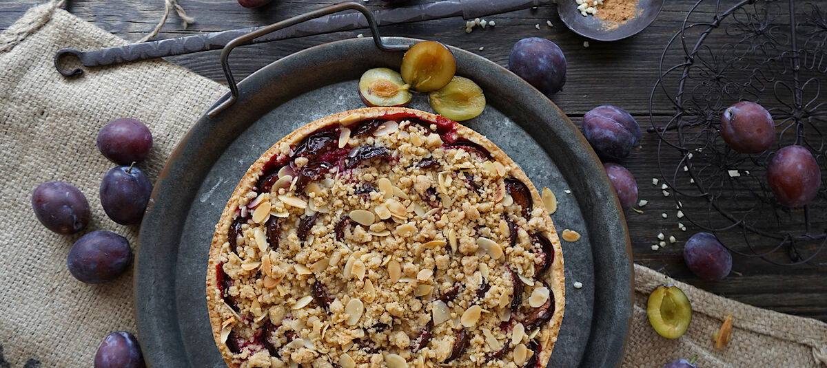 Pflaumenkuchen mit Mandelcreme & Zimtstreuseln