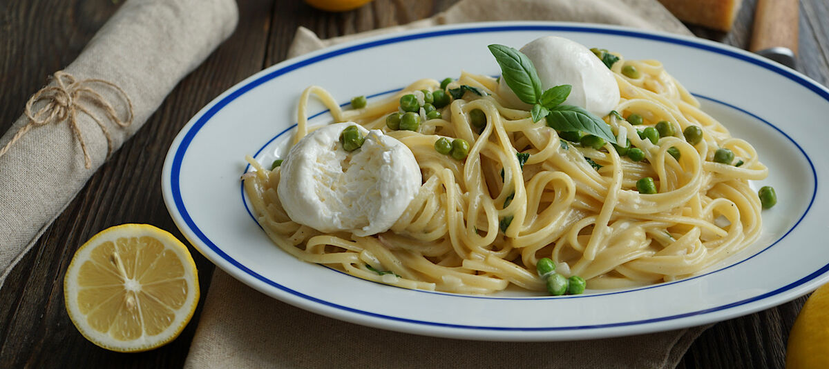 Cremige Zitronen-Pasta mit frischen Erbsen & Burrata