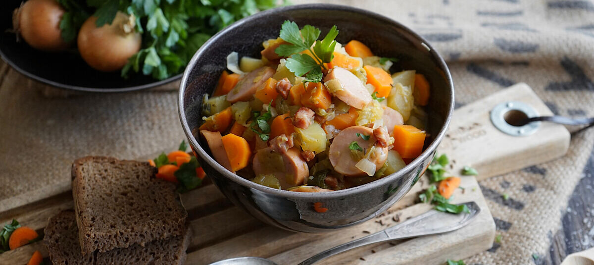 Deftige Gemüsesuppe mit Bockwürstchen